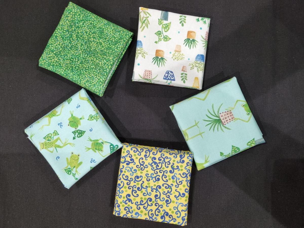 011 Stofpakketje 5 stofjes 37x25 cm QT Fabrics Frogs & Fronds