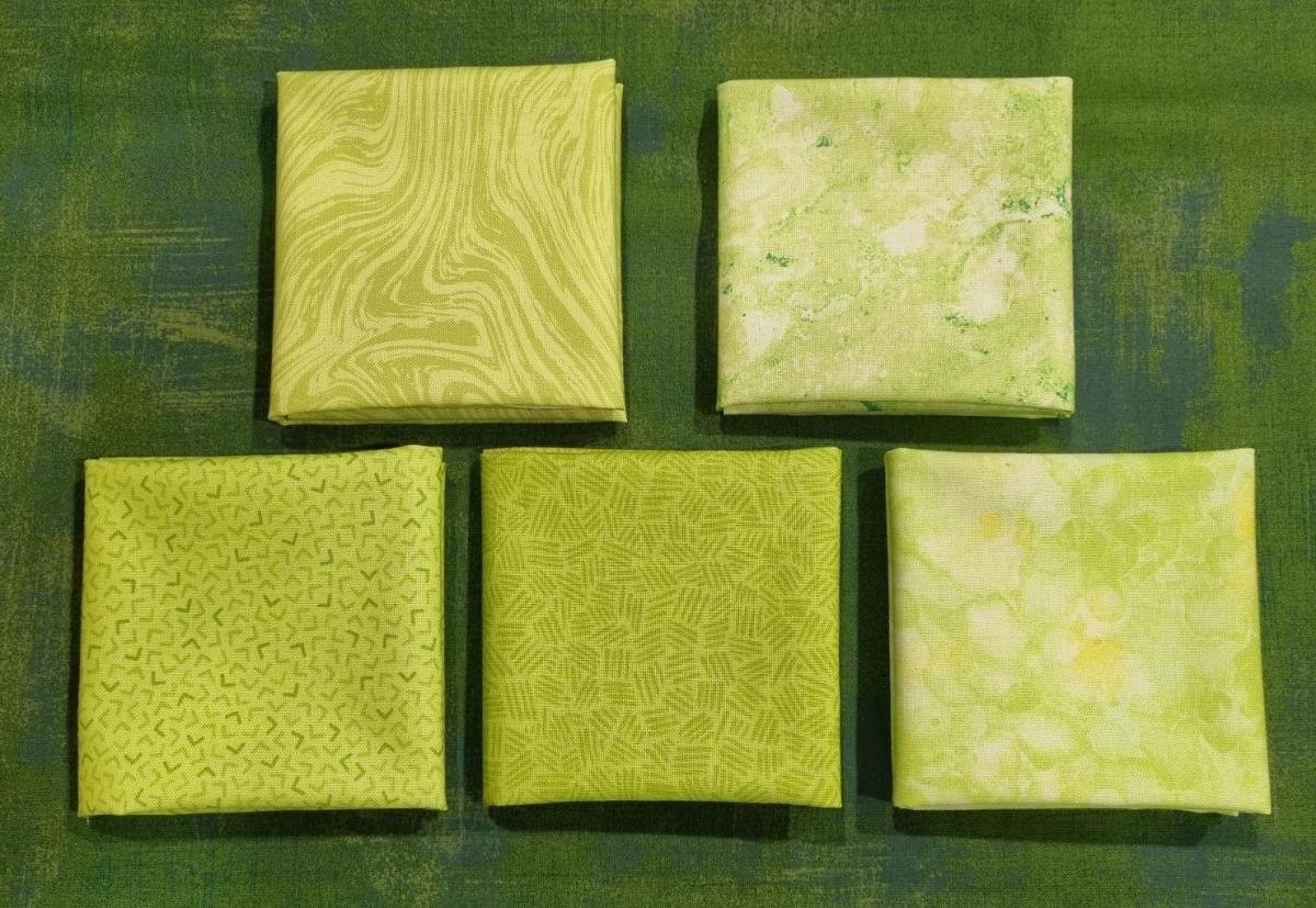 023 Stofpakketje 5 stofjes 37x25 cm groen