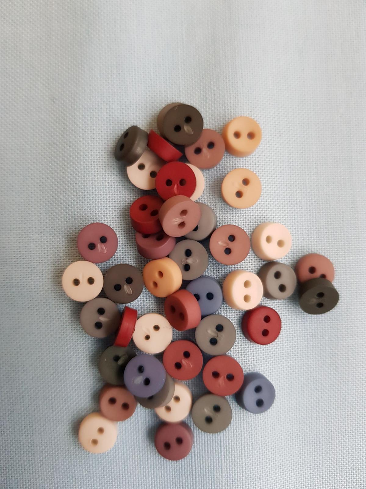 Tiny country buttons 1346
